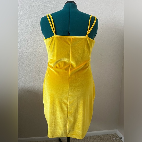 SHEIN Plus Cowl Neck Velvet Bodycon Dress yellow size 16 - Picture 2 of 6